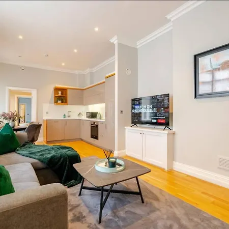 Tranquil And Bright 3 Bed Lux Apartment